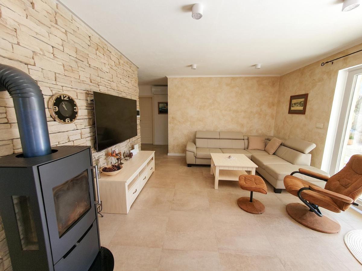 Villa Alara - Charming Villa With Heated Swimming Pool Milohnici Dış mekan fotoğraf