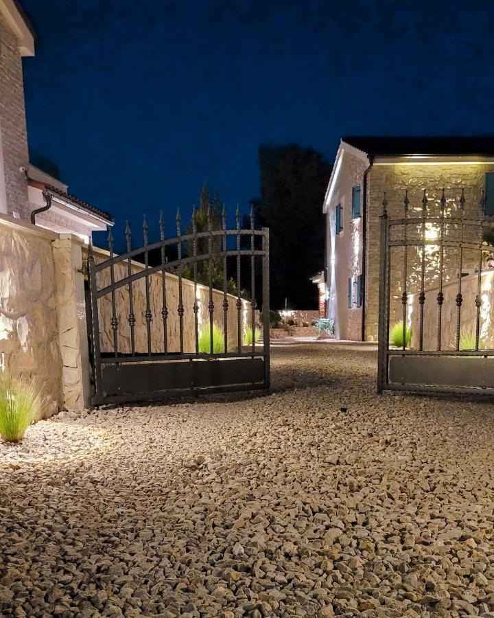 Villa Alara - Charming Villa With Heated Swimming Pool Milohnici Dış mekan fotoğraf